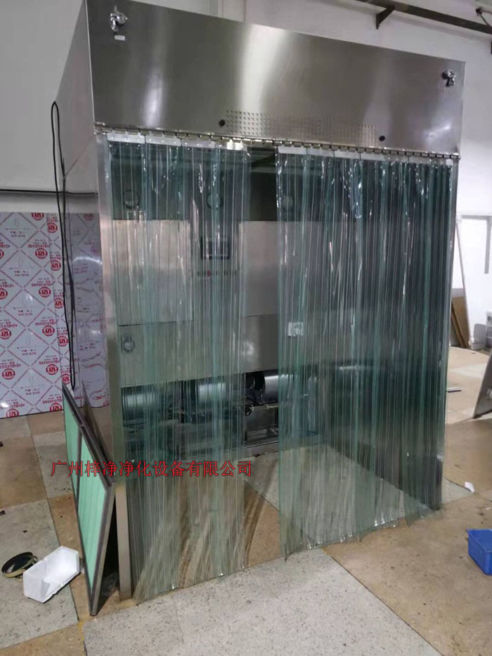潔凈層流采樣車具體要求；從室內(nèi)空氣經(jīng)過初效過濾器，從高效空氣過濾器出風(fēng)，配無隔板高效過濾器過濾效率為：99.99@0.3μm和G4級初效過濾器，確保凈化級別，靜態(tài)100級美聯(lián)邦209E標(biāo)準(zhǔn)；