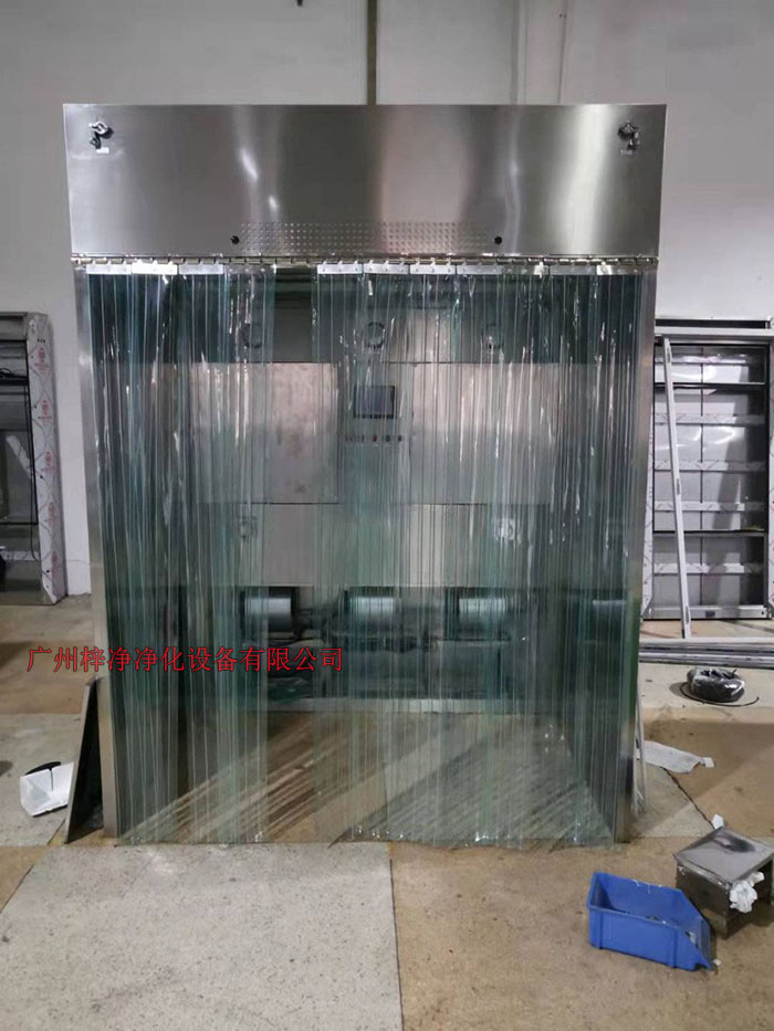 潔凈層流采樣車具體要求；從室內(nèi)空氣經(jīng)過初效過濾器，從高效空氣過濾器出風(fēng)，配無隔板高效過濾器過濾效率為：99.99@0.3μm和G4級初效過濾器，確保凈化級別，靜態(tài)100級美聯(lián)邦209E標(biāo)準(zhǔn)；